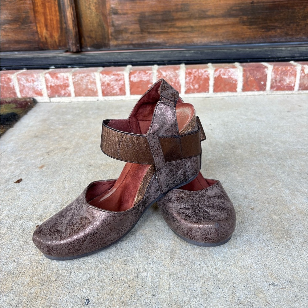 Women's Metallic Brown Strap Shoes